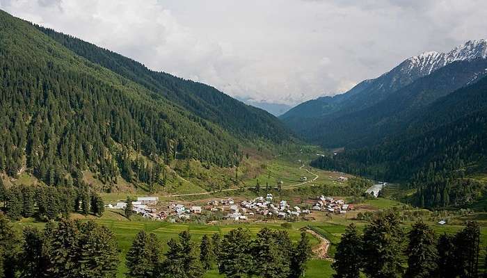 A Beautiful view of Aru Valley Which is situated in the mountains.