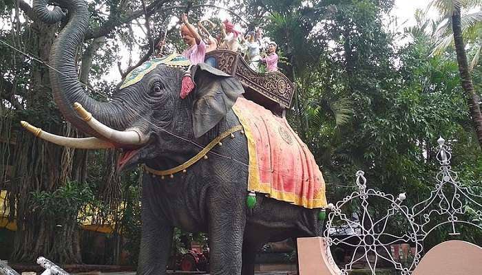 Elephant at the entrance of the Siddhagiri museum