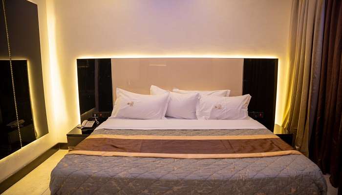 A picture of hotel bedroom at one of the top hotels in Basavanagudi