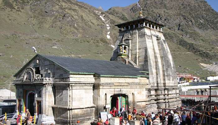 Trekking path to Kedarnath Temple surrounded by mountains