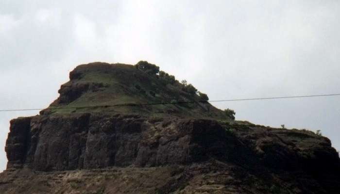 The presence of caves inside the Tringalwadi Fort near Kasara Ghat indicates that the history of the fort dates back to the 10th century.