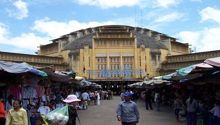 Buy various goods at the Tuol Tompoung Market which has a vibrant atmosphere in Phnom Penh