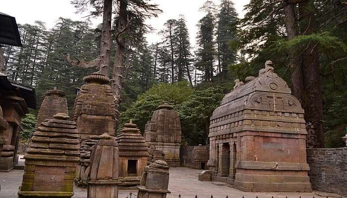 One of the things that tourists are attracted to do in Jageshwar is the Archaeological Museum.