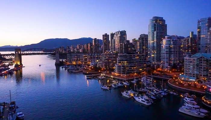 La magnifique ue de ville Vancouver, C’est l’une des meilleurs endroits à visiter au Canada en hiver