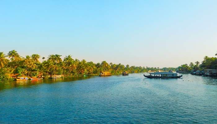 a beautiful lake to visit near the Thazhathangady Juma masjid on a trip to Kerala. 