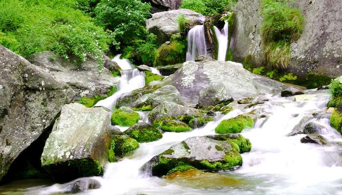 The Jogini Falls is located close to the Arjun Gufa in the town of Manali in Himachal Pradesh, India