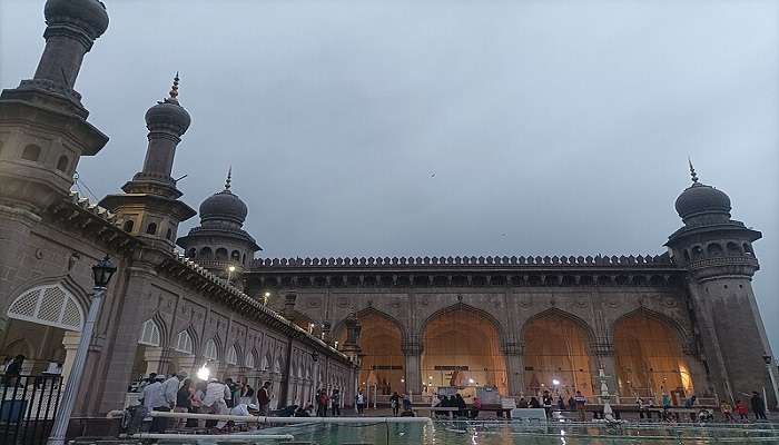 the famous mecca masjid of hyderabad