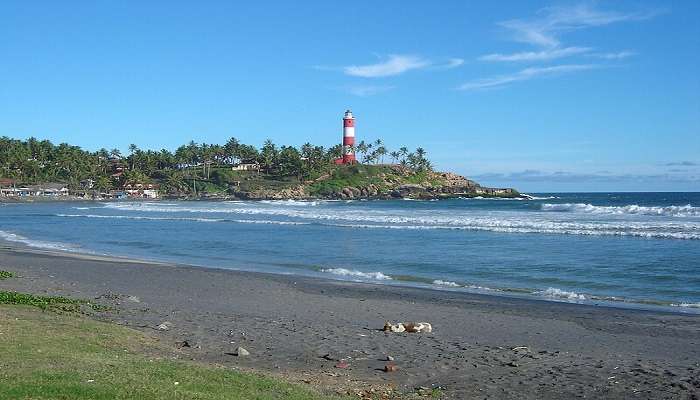 Visit the Vizhinjam Lighthouse near the Samudra Beach Park