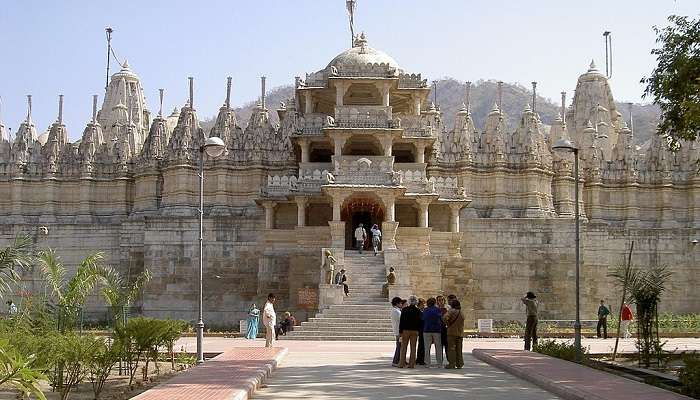 Visit the Dilwara temples Mount Abu with your family and friends
