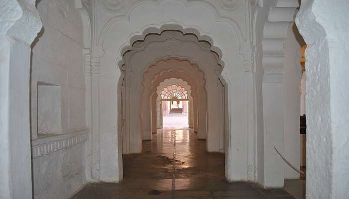 The beautiful cenotaph at Gajner Palace in Rajasthan, India that you should visit for its architecture.
