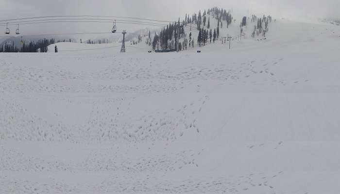  Tourists are attracted to Khilanmarg enormously because of the skiing opportunities and slopes.