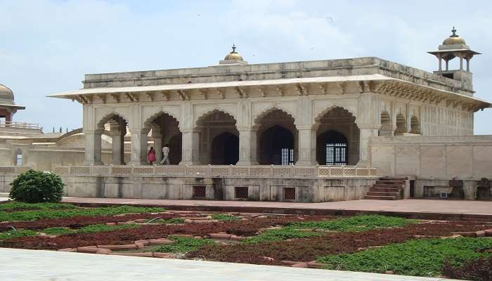 Immerse in the explanation of Khas Mahal and travel back to the era of kings and queens to get a glimpse into the lives of royalty.