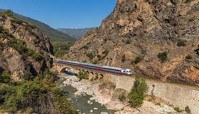 Train crossing the Filyos river between Bolkuş and Karabük