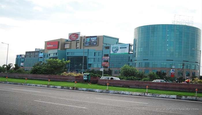 Panoramic View of the Ansal Plaza Mall, one of the best malls in Delhi.