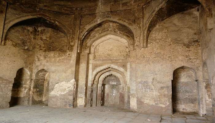 Discover Delhi’s rich heritage at Begumpur Masjid.