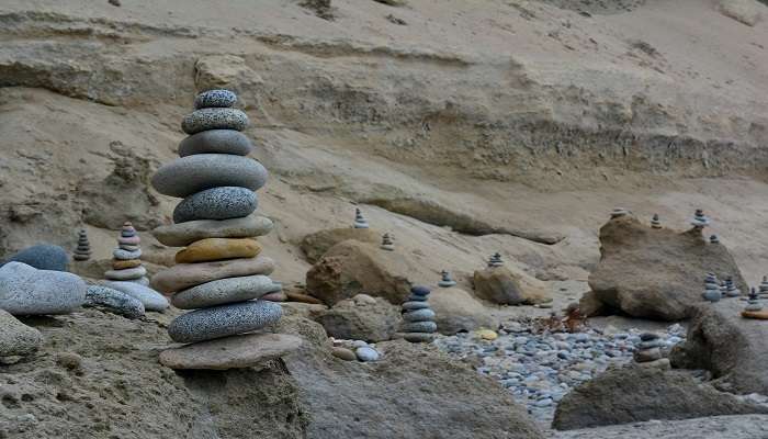 Balancing rock near the Rani Durgavati Museum.