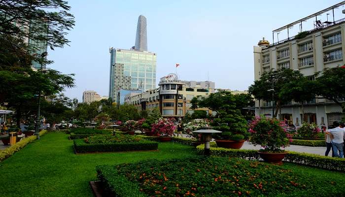 Visit Quang Truong Square during the best time.