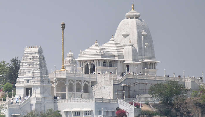 The all-white marble Birla Mandir, near Charminar Hyderabad is a treat to the eyes.