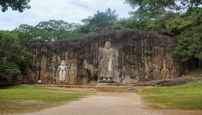 Buduruwagala Temple near Diyaluma Falls