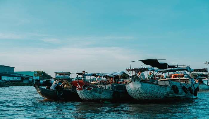 Boats with vendors selling local items.