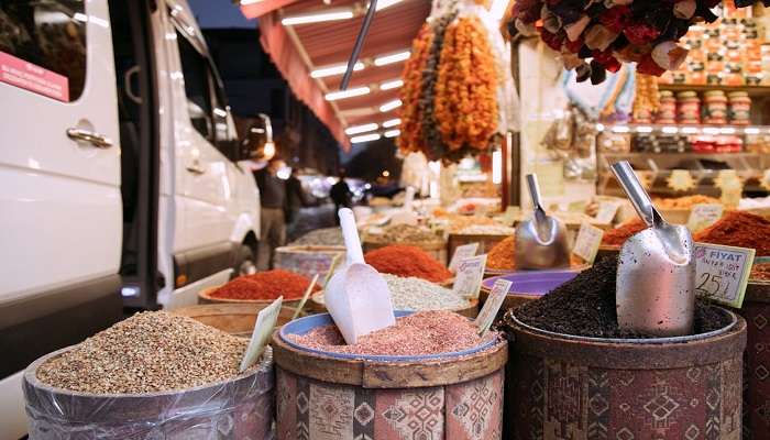 Kuruyemiş (dried fruits shop) at Çıkrıkçılar Yokuşu, Ankara.