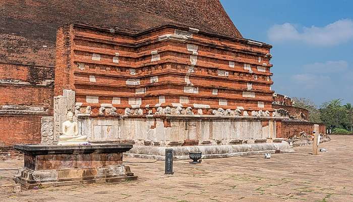 the intricate architecture and features of Jetavanaramaya Sri Lanka