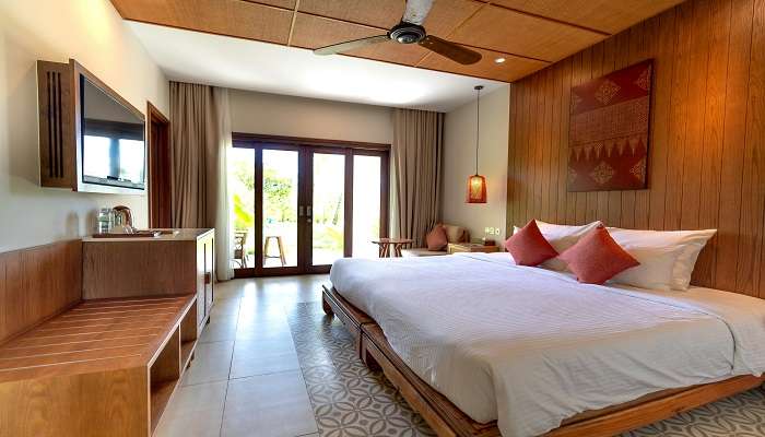 This resort in Sattal has plush bedding and excellent room service 