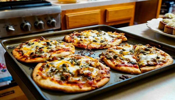 Enjoy pizzas at the Da Four Mama - Brew & Cafe