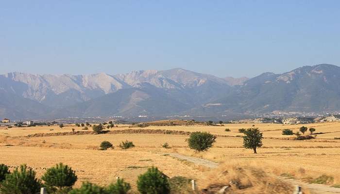 Bozkurt, in the background Eṣler Daği (Eshler-Mountains).