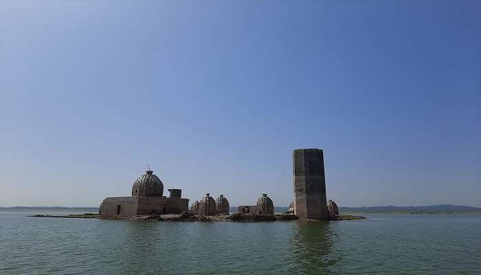 Bathu Ki Ladi Temple in the center of Lake.