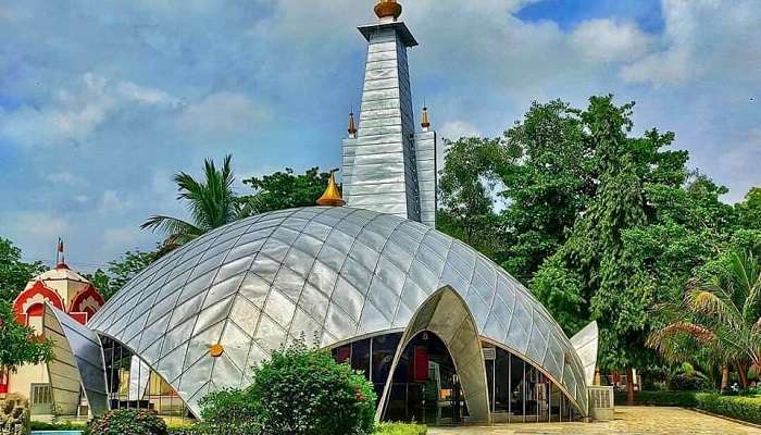 Attend one of the satsangs at temples in Surat.