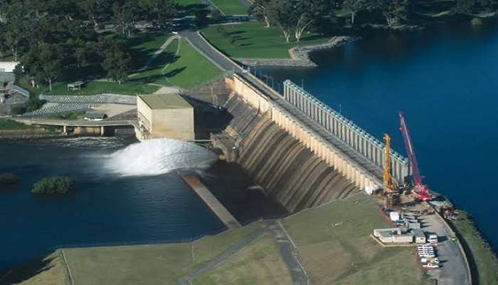 The Hume Dam offers a spectacular sight .