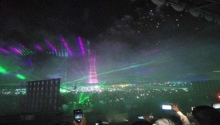 Lights shaped to a love fountain during a show.