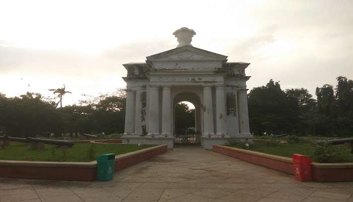 Visit the Aayi Mandapam. 