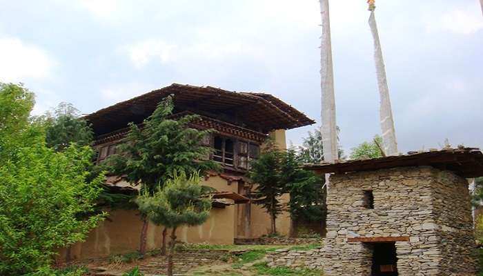 Offering a glimpse into traditional Bhutanese way of life is the Folk Heritage Museum in Thimphu. 