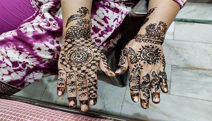 Among the popular Laad Bazaar Hyderabad activities, the henna or mehendi application