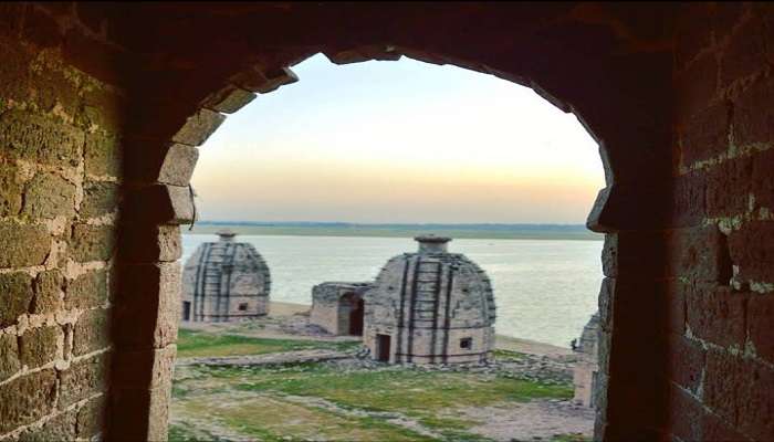 Several local legends are related to Bathu ki Ladi temple. 