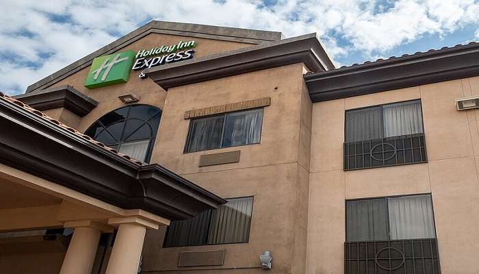  Outside View of Holiday Inn & Suites, one of the best hotels in Geelong