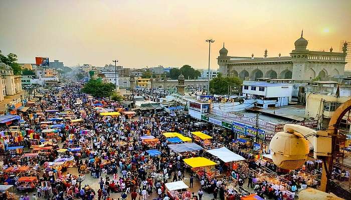 Due to its central location in Hyderabad, near Charminar, reaching this market is fairly easy