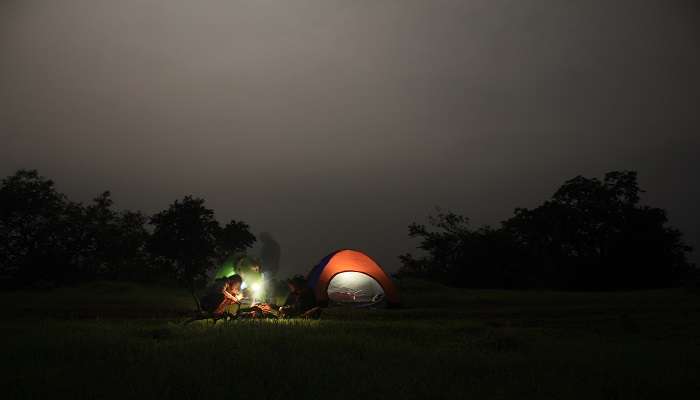 Night camping site amid the heart of the forest of Illithode, ideal for a nature camp.