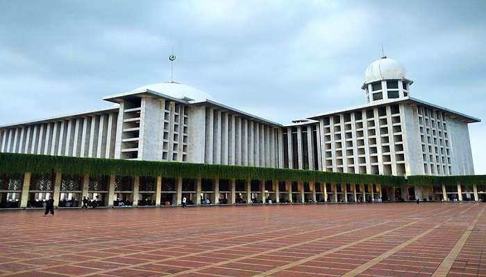 beautiful view of Istiqlal Mosque near Titi Banda Statue Bali