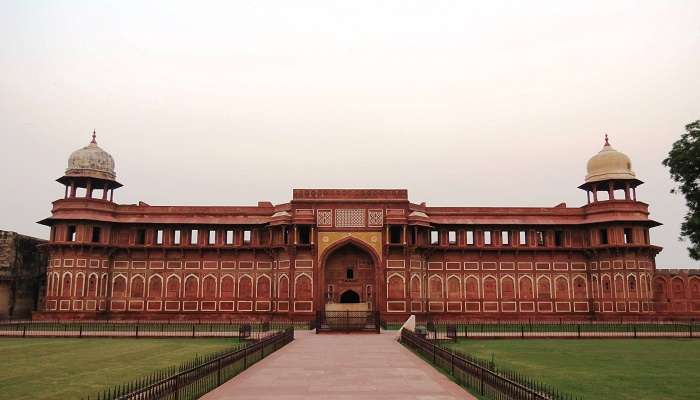  Jahangiri Mahal is also a nearby destination to visit. 