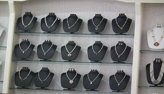 Laad Bazaar is also known for a wide variety of other jewellery pieces