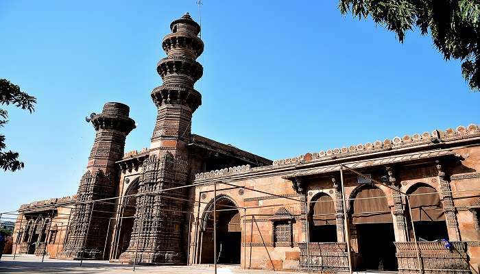 Jhulta Minar, a unique attraction near Sidi Saiyyed Mosque Ahmedabad.