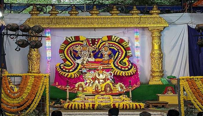 The kalyanam (idols) of Lord Shiva & Maa Parvati in Kapila theertham, one of the best places to visit in Tirupati for a spiritual experience.