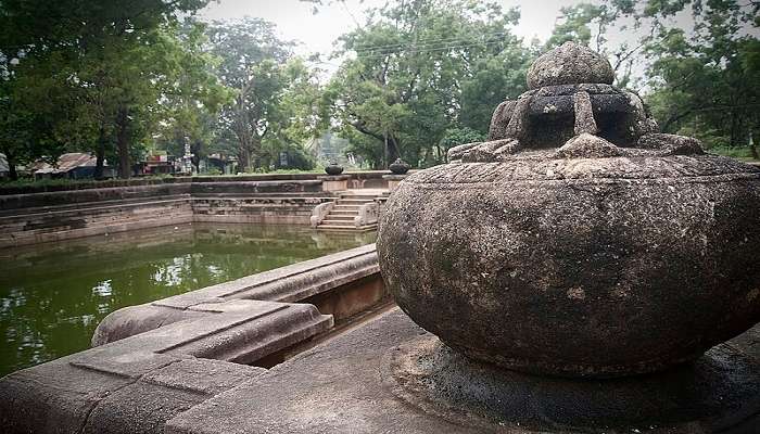 there are Old bathing ponds at Kuttam Pokuna 