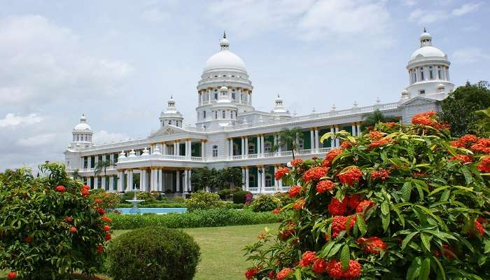 Tourists can e­xperience the­ past glamour of the area's Kings at Palace in Srirampura