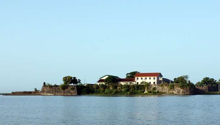 Stop and learn about the history of the Dutch Fort