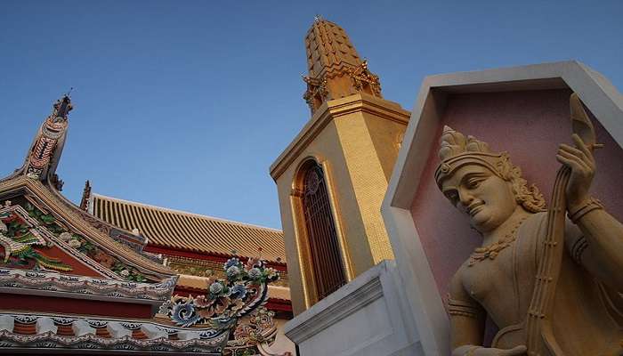 Follow proper dress code while visiting Wat Bowonniwet Vihara Bangkok