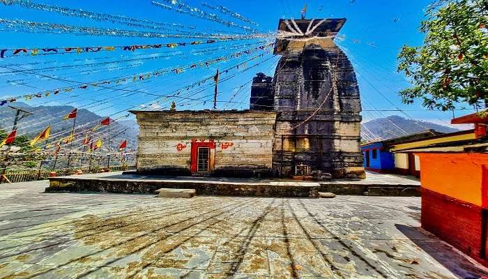 Even if one is not into God and religion, still Kaleshwar Mahadev Temple is the best destination to seek solace and peace.